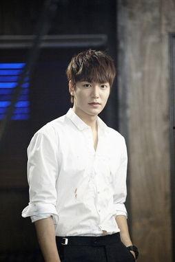 李敏镐最新爆料图片近照,帅气依旧引粉丝热议